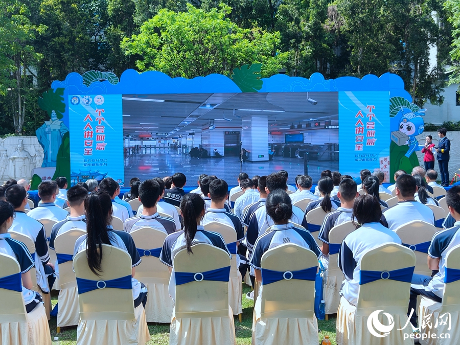 观众观看地铁应急疏散逃生演练视频。人民网 杨灏昱摄